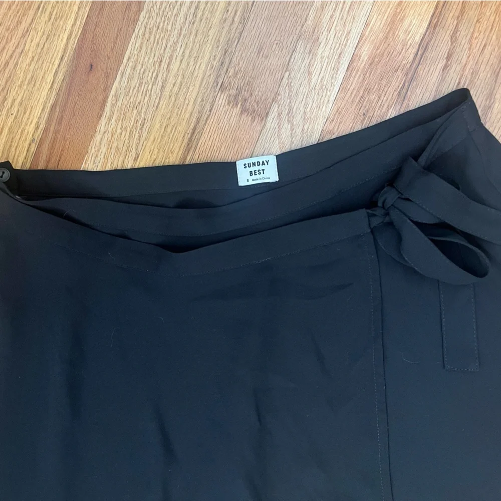 Sunday Best Aritizia Black Wrap Skirt - Picture 3 of 3